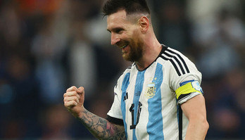 Confira 7 momentos em que Messi parece não sofrer com marcadores (REUTERS/Lee Smith)